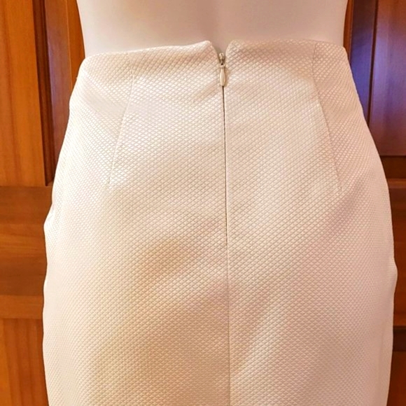 BOB MACKIE 2 Piece Cream Suit - Never Worn - Picture 11 of 11